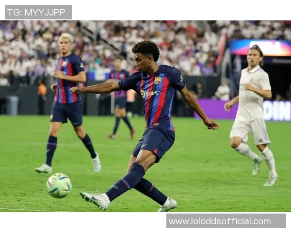 中超精彩对决巴萨与巴黎圣日耳曼战成平局神扑瞬间引发全场热议